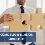 Empresario uniendo piezas de rompecabezas, simbolizando cómo elegir el mejor partner ERP