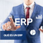 Ejecutivo interactuando con una pantalla digital que representa qué es un ERP y sus funciones clave en una empresa.