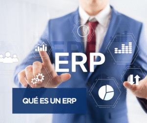 Ejecutivo interactuando con una pantalla digital que representa qué es un ERP y sus funciones clave en una empresa.